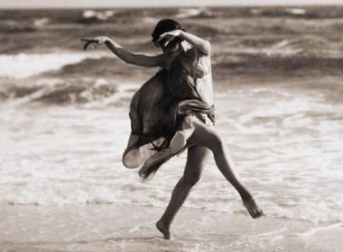 Anna-Duncan-danse-sur-la-plage